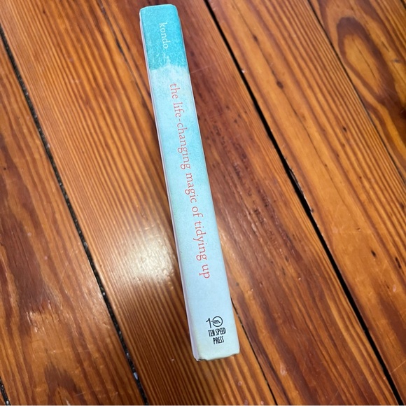 The Life Changing Magic of Tidying Up Marie Kondo Book - Picture 2 of 3